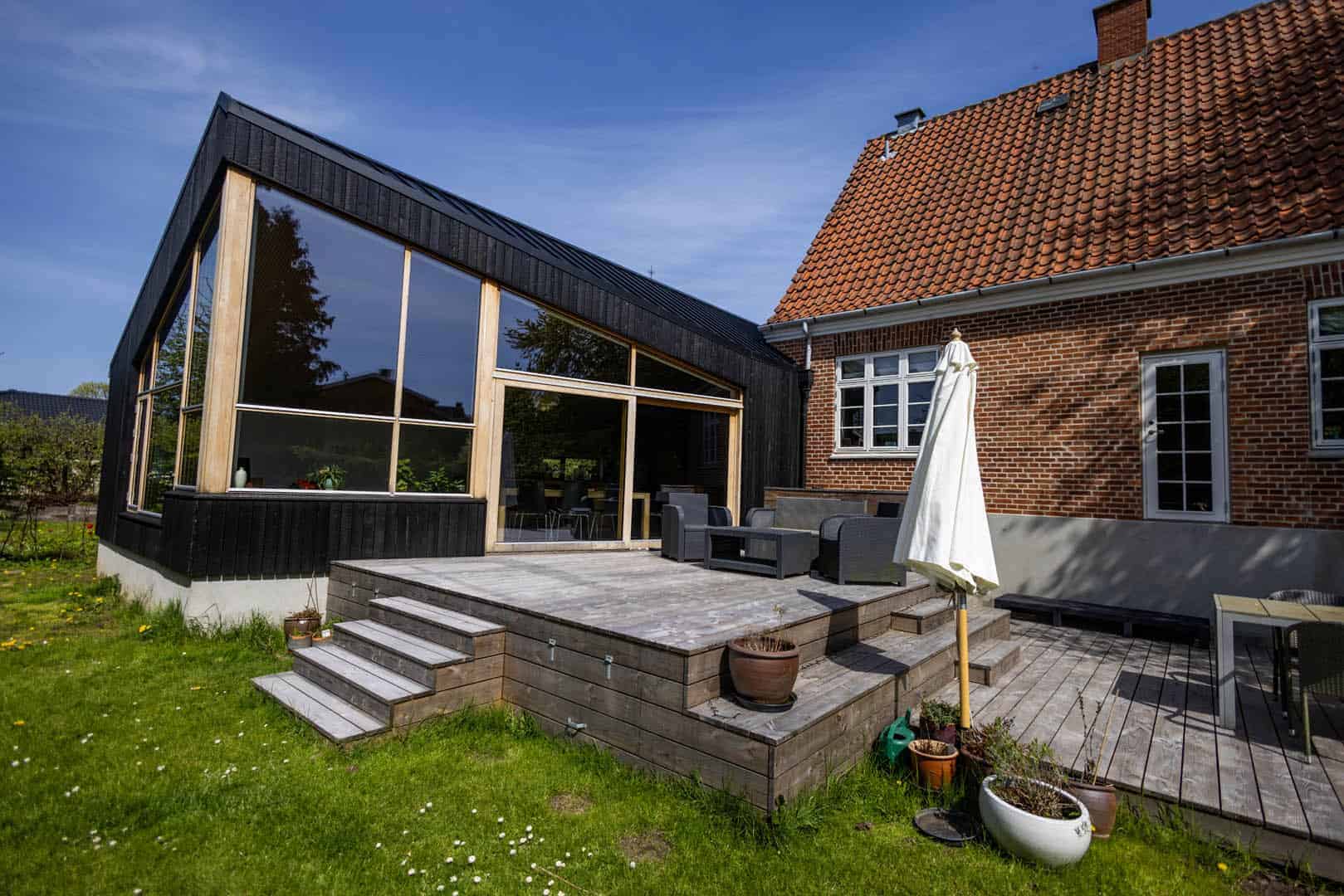 Tilbygning hvor der er isat store og flotte vinduer