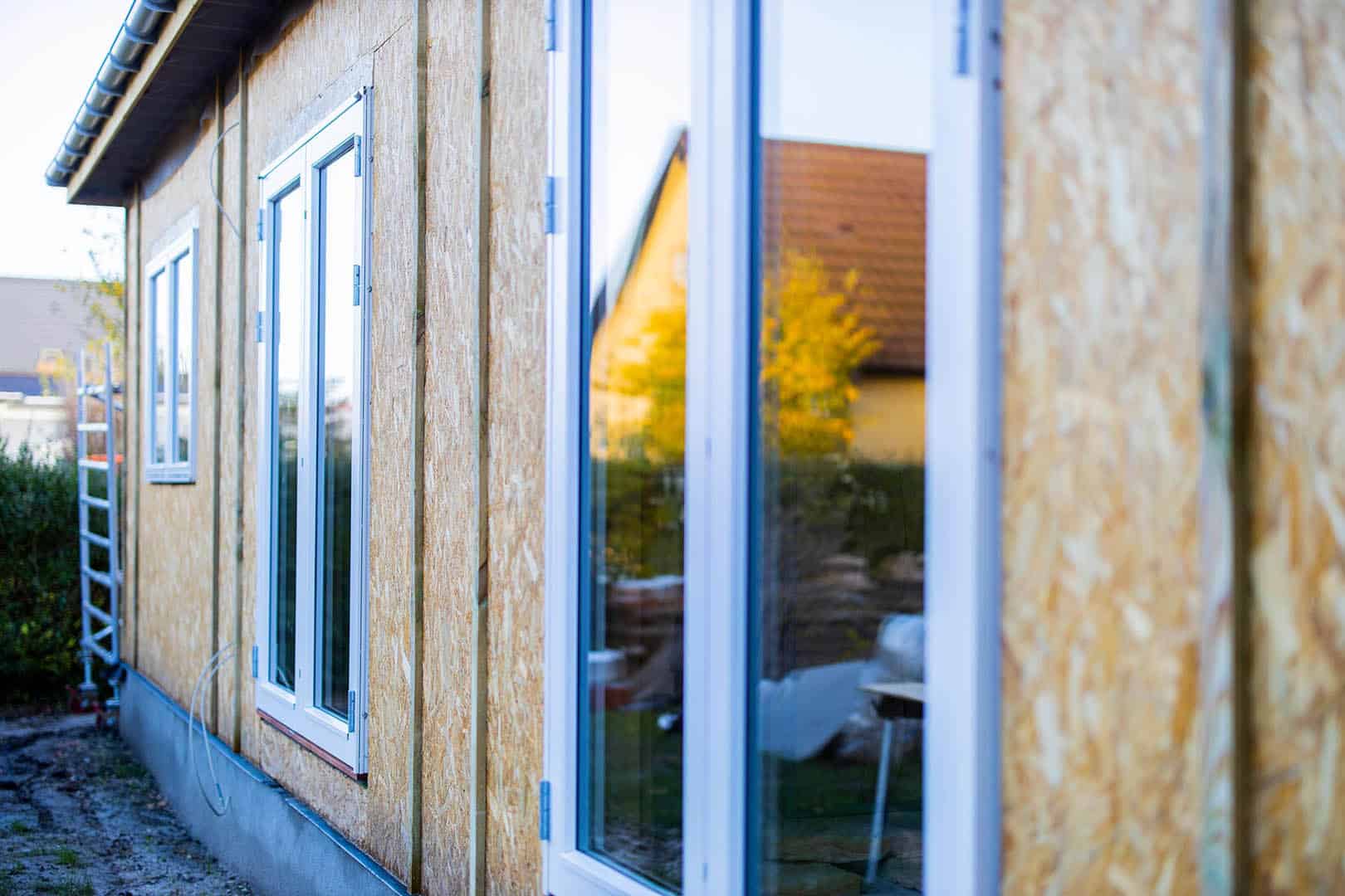 Isat nye vinduer og døre i en ny tilbygning