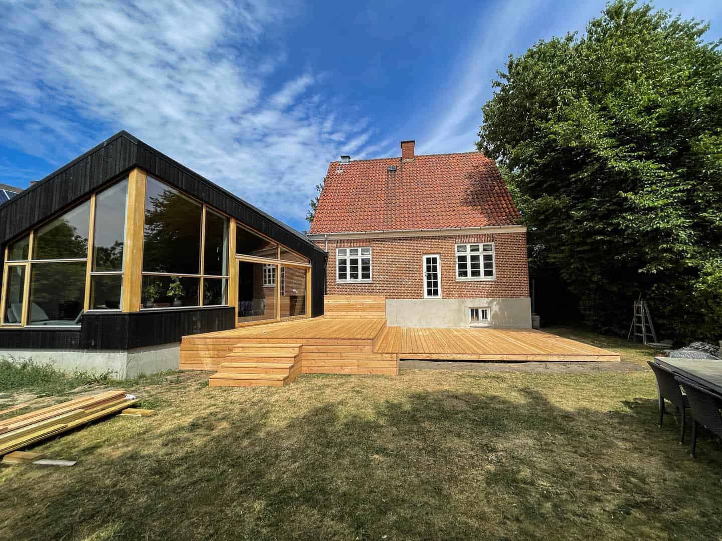 Tilbygning hvor der er lavet dør ud mod terrase